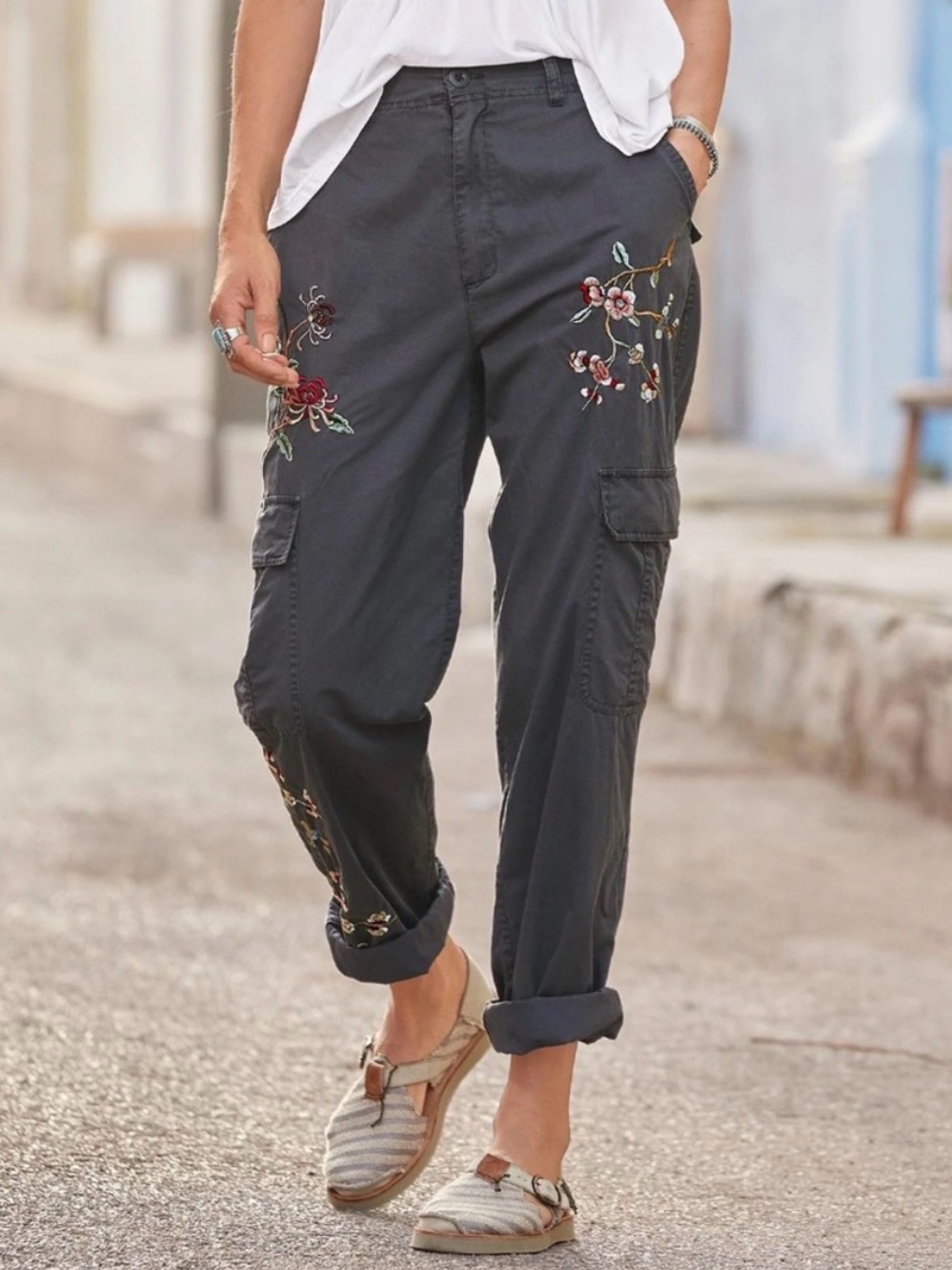Sundance Embroidered Cargo Pants with Floral Detail EUC Sz 10P Boho